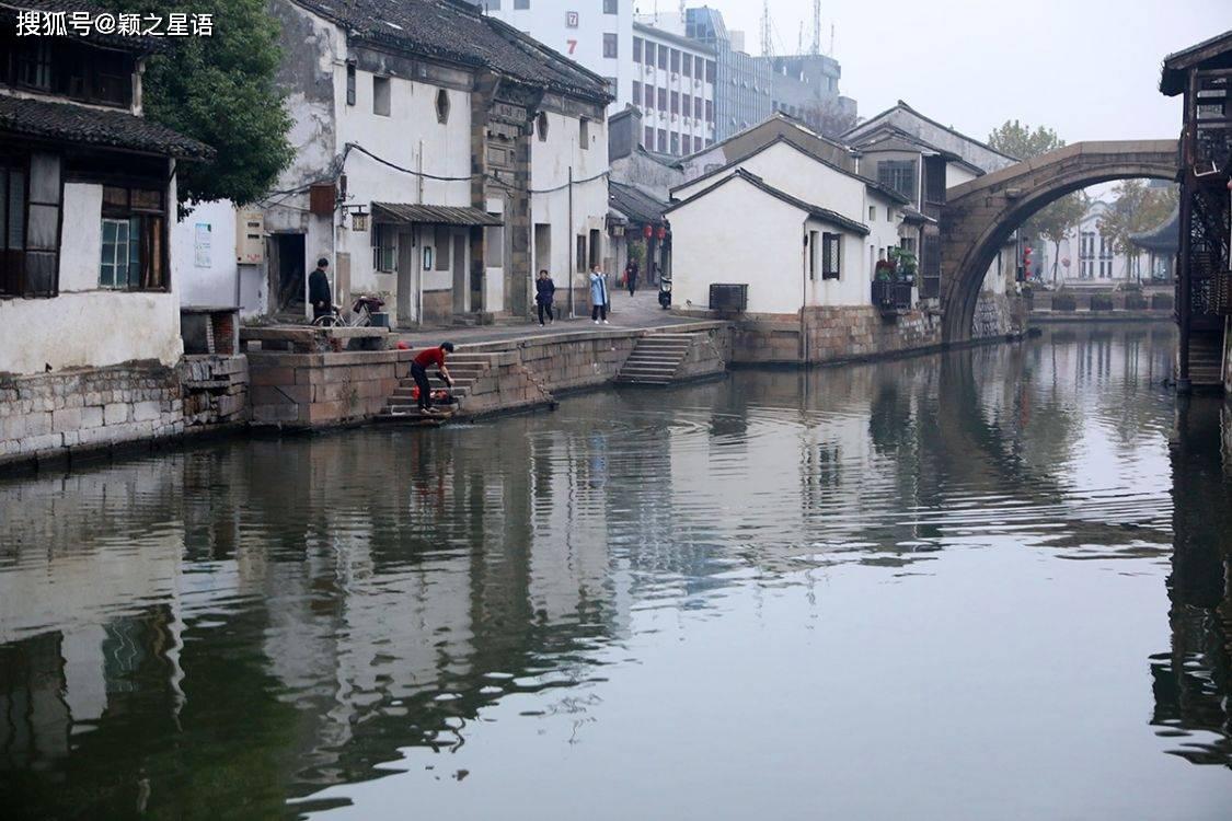2024春运暖在椰城:“一对一”贴心服务 为旅客答疑解惑